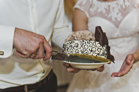 这对夫妇把蛋糕切成碎片结婚蛋糕5239的划分图片