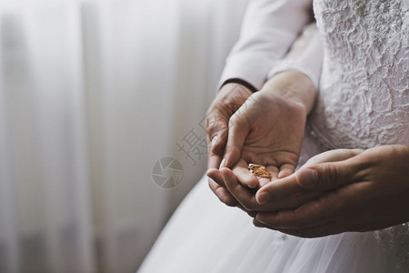 男人和女手握结婚戒指握在5142手里图片