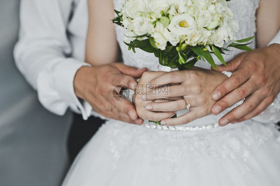 男人和女手握结婚戒指握在516手里图片