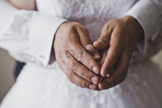 男人和女手握结婚戒指握在5167手里图片