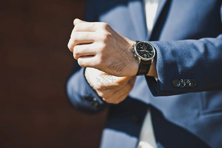 红色 领带男人手腕上戴表掌装时钟的过程5041背景