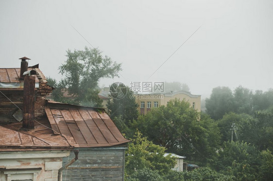 房子的旧铁屋顶图片