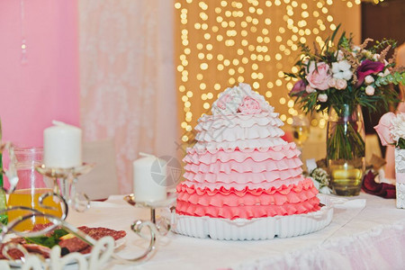 婚礼的三层大蛋糕个颜色576的婚礼蛋糕图片