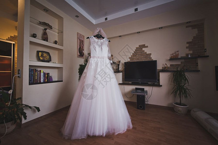 婚礼前的婚纱婚礼礼服放在房间的衣架上5197图片
