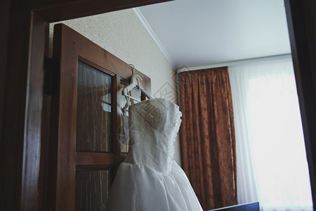 穿婚纱挂在门上图片