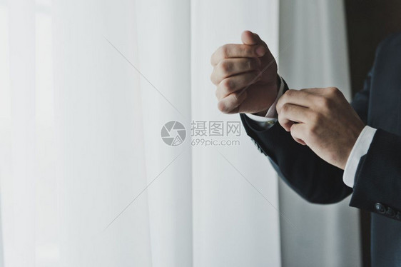 穿衣服的过程年轻人扣上衬衫的纽5764图片