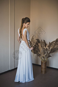 穿白裙子的漂亮女孩穿着露天礼服棕色长发斜着4935图片