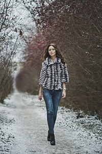 一个女孩在冬季风景背上展示了一张照片个女孩在498年散步时的漂亮肖像图片