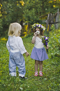 孩子们沿着夏令营走一个男孩和女走在绿色花园4763图片
