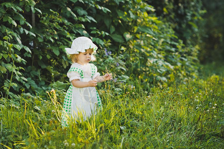 一个穿着围裙和帽子的小孩一个在46的夏令营散步图片
