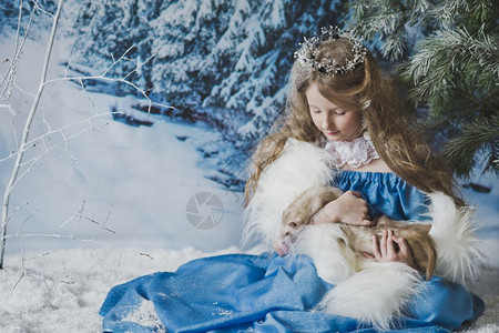冬季树林中雪女王的肖像冬季树林中婴儿的圣诞肖像4571图片
