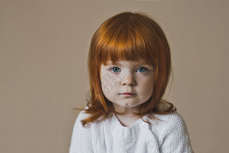一张女孩和红发4398的大张肖像图片
