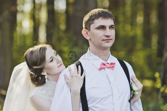 一对新婚夫妇在树林里走过401图片