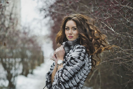穿着毛皮大衣的漂亮女孩在冬天散步4975图片
