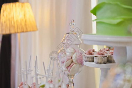 餐桌上的甜点给客人吃糖果放在41桌的花瓶里图片