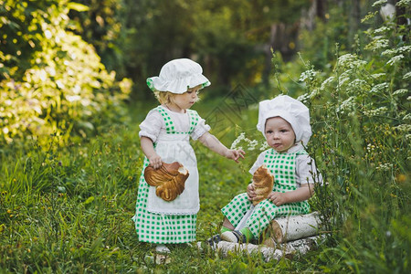 衣着面包店的儿童在花园里走着4679图片