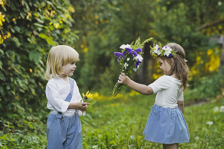 男孩和女向对方扔花儿童玩自然475图片