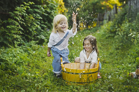 儿童在花园里玩水儿童在4756盆地里泼水图片