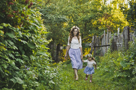 母亲和女儿在花园里散步家庭与孩子一起在夏令营4783图片