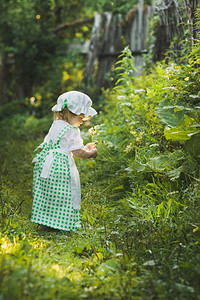穿着洋装和帽子的笑婴儿穿着460花园的旧裙子快乐孩图片