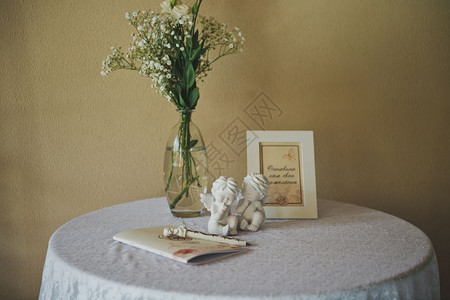 装饰桌子花瓶和照片4269下框的小桌子背景图片
