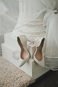 新娘们在婚礼前穿上鞋子派对前新娘鞋的照片4326图片