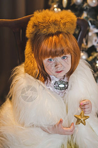 小公主穿着圣诞树周围的毛皮大衣穿着457圣诞树周围毛皮大衣的孩子肖像图片