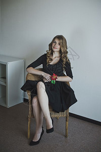 穿着黑裙子的女孩坐在轮椅上工作室481的一个女孩肖像图片