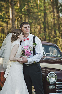 森林和机器背景上的新婚夫妇405森林背景上年轻幸福家庭的肖像图片