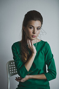 穿着绿色裙子的女孩穿着绿色裙子的年轻女人肖像4892图片