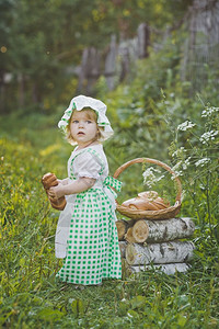 在花园里一个女孩在花园里吃新鲜的面包在花园里吃新鲜的面包463图片