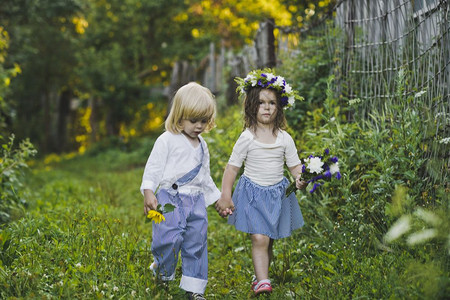 男孩和女走在绿色花园里孩子们沿着夏季花园4768走图片
