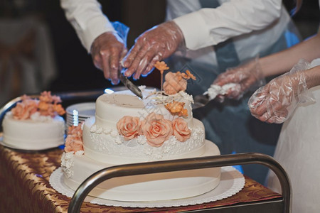 结婚时的节日蛋糕习惯夫妻为客人分了4319块蛋糕图片