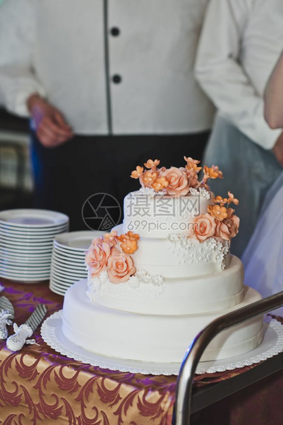 这对夫妇把蛋糕分给客人婚礼的盛宴蛋糕习惯4316图片