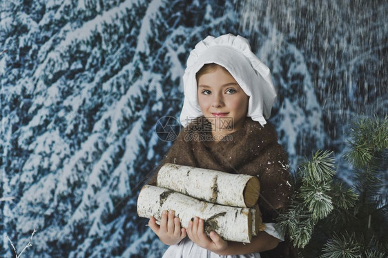 在冬天的森林里身着白帽的女孩在冰冻481的灌木丛中图片