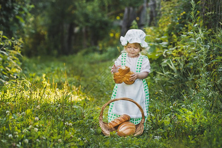 孩子在花园里滚动女孩尝试吃新鲜的面包4672图片