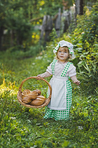 带着一篮新鲜糕点的小孩带着馅饼的女孩匆忙赶往467年的祖母那里图片