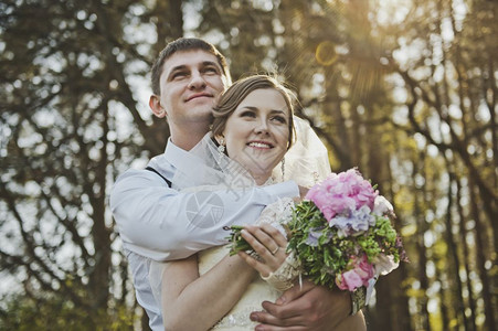 婚礼后新夫妇的拥抱新郎娘背景图片