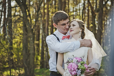 婚礼后新夫妇的拥抱新郎娘背景图片