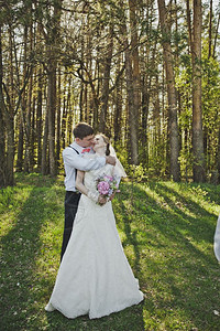 婚礼后新夫妇的拥抱新郎娘4071背景图片