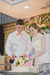 新娘和郎切蛋糕分享图片