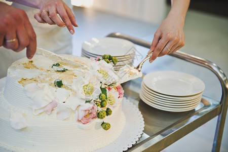 新娘和郎切蛋糕分享图片