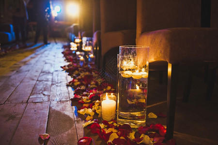 咖啡馆的夜照和玫瑰花瓣之路4089年花朵和蜡烛之路图片