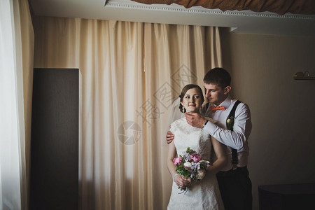 丈夫温柔地拥抱着妻子新婚夫妇的初次拥抱374图片
