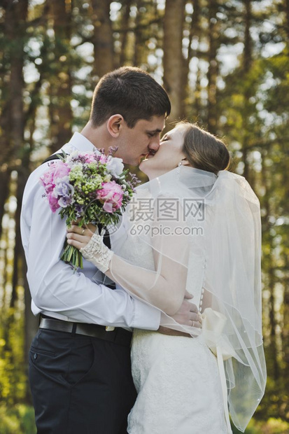 新婚夫妇亲吻森林背景新婚夫妇亲吻森林背景390图片