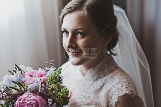 新娘在窗边的肖像带着一束花的女孩肖像384图片
