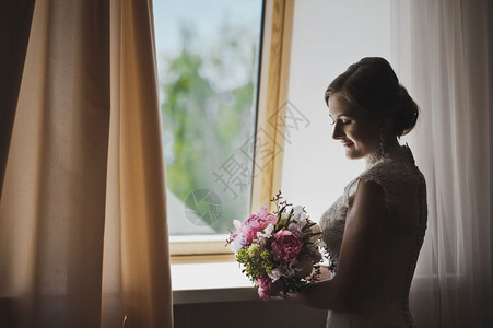 女孩在窗户等着新郎娘的肖像对着窗户386图片