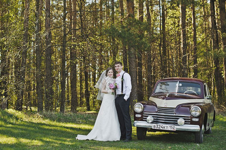 新婚夫妇靠近旧车新娘和郎关于旧车394号图片