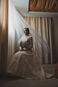 新娘在窗边穿着婚纱的肖像新娘在窗边3740图片