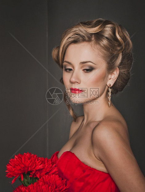 穿红色礼服的漂亮女孩肖像穿红色礼服的329图片